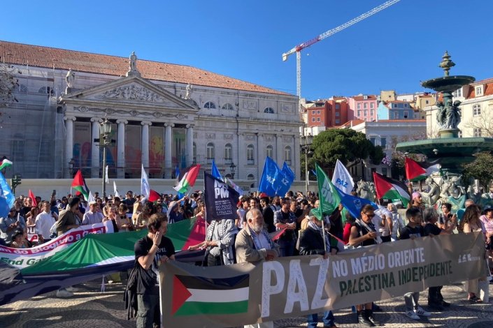 No dia em que Espanha, Noruega e Irlanda reconheceram, oficialmente, o Estado da Palestina, 28 de Maio de 2024, centenas de manifestantes exigiram, em Lisboa, a mesma tomada de posição por parte do Governo PSD/CDS-PP, que continua a insistir num suposto consenso europeu para reconhecer a Palestina. A acção foi convocada pela CGTP-IN, o MPPM, o CPPC e a Associação Projecto Ruído. 