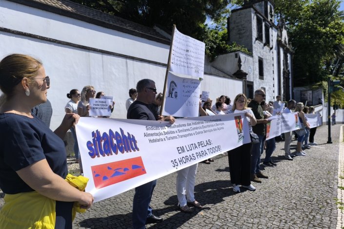 Entre Maio e Agosto, as trabalhadoras da Cofaco, empresa conserveira dona da marca Bom Petisco, vão estar em greve todas as segundas e sextas-feiras. No dia 28 de Maio de 2024, realizaram, em frente ao Palácio de Santa, residência do Presidente do Governo Regional dos Açores, um acção de protesto com o sindicato SITACEHT/CGTP, chamando a atenção para as suas reivindicações (entre as quais está o direito à progressão na carreira). 