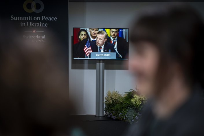 O consultor para a Segurança Nacional dos EUA, Jake Sullivan, é visto num ecrã durante a sua intervenção na sessão plenária da Cimeira Sobre a Paz na Ucrânia. Stansstad, perto de Lucerna, Suiça, 16 de Agosto de 2024