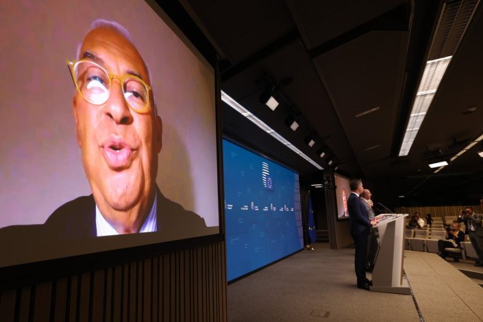 António Costa, no ecrã, Charles Michel e Ursula von der Leyen, durante a conferência de imprensa que se seguiu ao Conselho Europeu realizado em Bruxelas, a 28 de Junho de 2024