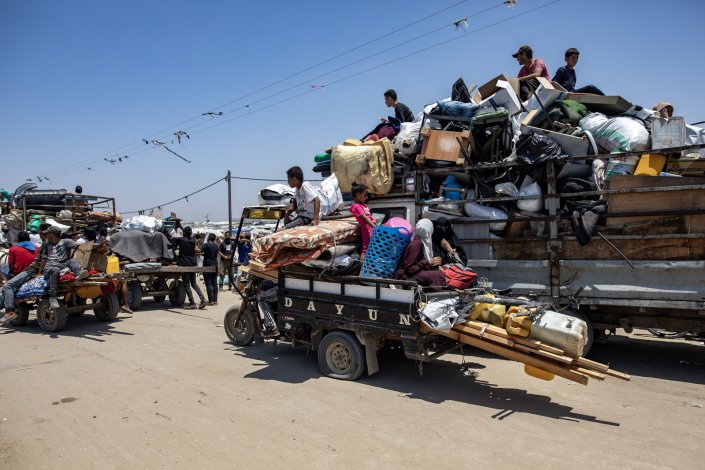 Palestinianos fogem dos campos de deslocados perante o avanço do exército israelita a oeste da cidade de Rafah, no sul da Faixa de Gaza, em 28 de Junho de 2024. De acordo com a agência da ONU para os refugiados palestinianos (UNRWA), desde o dia 7 de Outubro de 2023 mais de 75% da população passou a estar deslocada por toda a Faixa de Gaza, em busca de segurança. No enclave palestiniano há já 2,15 milhões a passar fome, o que corresponde a 96% da população da região.  