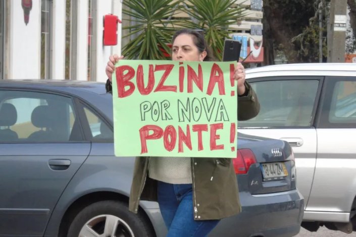 Um buzinão promovido pelo Movimento dos Utentes dos Serviços Públicos (MUSP) do distrito de Santarém assinalou, em Março de 2023, o lançamento de uma petição que reivindica a construção de uma nova ponte na Chamusca e a conclusão do IC3