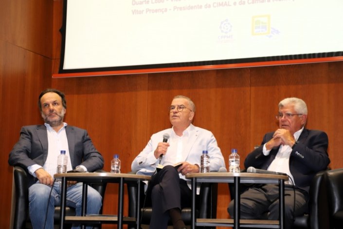 Vítor Proença, presidente da CIMAL, intervém durante a conferência «O Litoral Alentejano – Que Futuro para as Micro, Pequenas e Médias Empresas?», realizada em Grândola, a 12 de Julho de 2024