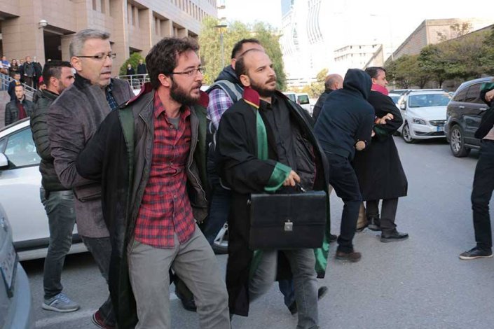 Momento da detenção de advogados junto ao Tribunal de Esmirna