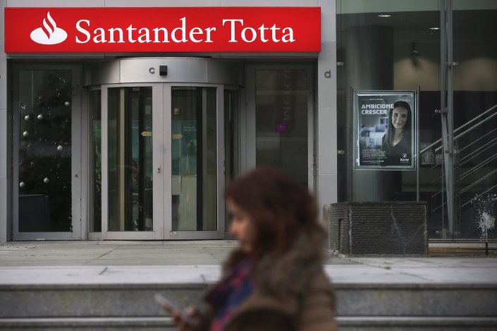 Sede do Banif, já com o logotipo do Santander Totta, a 22 de Dezembro de 2015