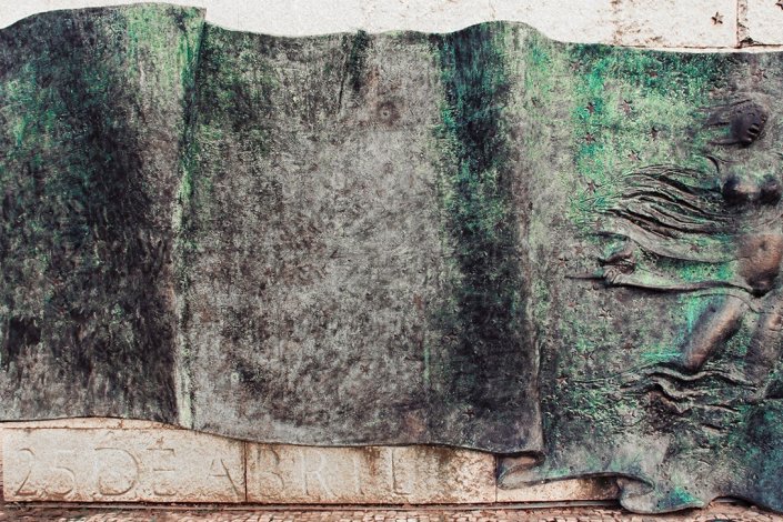 Obra de José Rodrigues (escultor), José Rapagão e Graça Diogo (arquitetos), «Monumento ao 25 de Abril», inaugurado em 1993 em Braga. Exposição de Fotografia «Os Valores de Abril na Arte Pública Portuguesa» de Pedro Soares na Festa do «Avante!», Quinta da Atalaia, Seixal, dias 6, 7 e 8 setembro&nbsp;