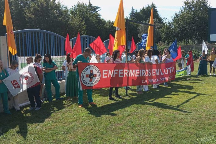 Greve e concentração dos enfermeiros da ULS Viseu Dão Lafões. A luta, no âmbito da campanha «A Enfermagem Está Doente», reivindicou a integração de 70 enfermeiros que continuam com vínculos precários desde a sua contratação durante a pandemia da Covid-19.<br /><br />Viseu, 6 de Agosto de 2024