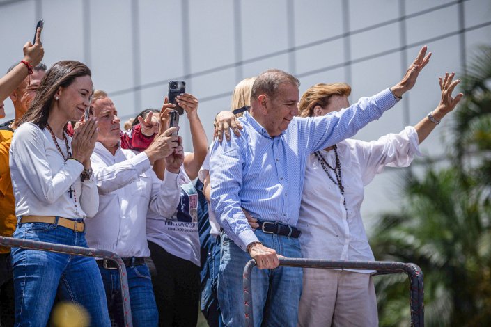 Edmundo Gonzalez Urrutia e Maria Corina Machado numa manifestação pós-eleitoral em Caracas, Venezuela, a 30 de Julho de 2024.