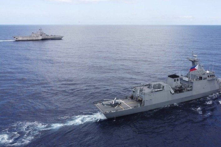 Navios de guerra filipino e norte-americano, respectivamente o BRP  Jose Rizal e o USS Gabrielle Giffords, durante um exercício táctico no Mar das Filipinas, a 23 de Novembro de 2023. A passagem das embarcações no Mar do Sul da China deu origem a um protesto das autoridades chinesas. 