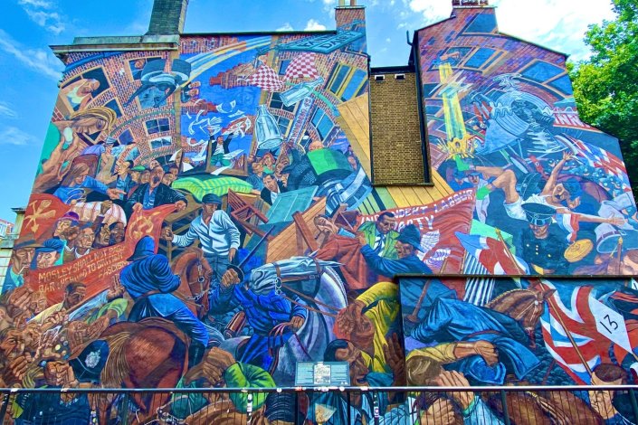 Mural assinalando, no local, a Batalha de Cable Street.