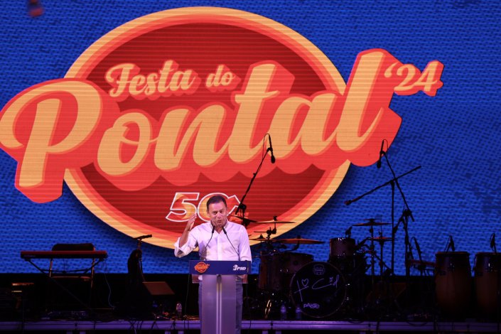 O primeiro-ministro e líder do PSD, Luís Montenegro, discursa durante a Festa do Pontal, em Quarteira, a 14 de agosto de 2024