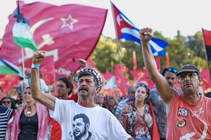 Os participantes no comício de encerramento da 48.ª edição da Festa do <em>Avante!</em>, que decorreu na Quinta da Atalaia, extravasaram o Palco 25 de Abril. Seixal, 8 de Setembro de 2024 