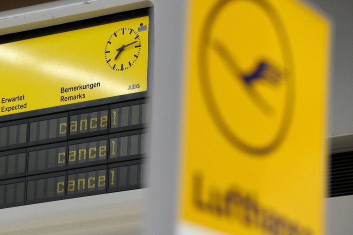 Voos da alemã Lufthansa marcados como cancelados num aeroporto de Berlim, Alemanha, 23 de Novembro de 2016. Os pilotos da companhia aérea entraram no segundo dia de greve na noite de dia 23, numa prolongada luta que já levou ao cancelamento de cerca de 900 voos afectando 100 000 passageiros.
