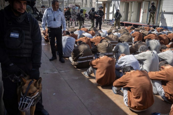 Palestinianos no interior de uma cadeia israelita no Sul dos territórios ocupados (imagem de arquivo)