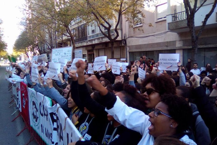 A área de trabalho abrange 22 profissões, três delas por regulamentar, em áreas como análises clínicas, radiologia, fisioterapia, farmácia ou cardiopneumologia, num total de cerca de dez mil profissionais.