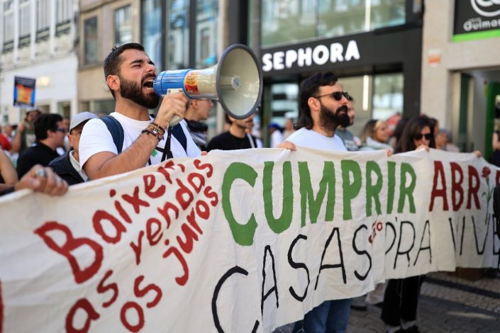 Por todo o país, milhares de pessoas foram para a rua pelo direito à habitação. O apelo da Plataforma Casa Para Viver, organizadora dos mais de 20 desfiles de hoje, reivindica mudanças estruturais nas políticas de habitação.<br /><br />Porto, 28 de Setembro de 2024