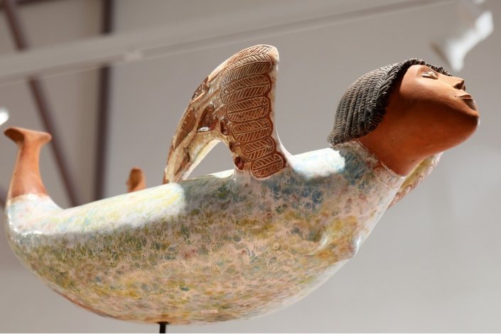Obra de José Aurélio. Exposições de «José Aurélio - Uma Retrospetiva De Cerâmica», «45/24 - Pratos Da Guerra, Pratos De Paz», no Armazém das Artes em Alcobaça, até 2 de março de 2025