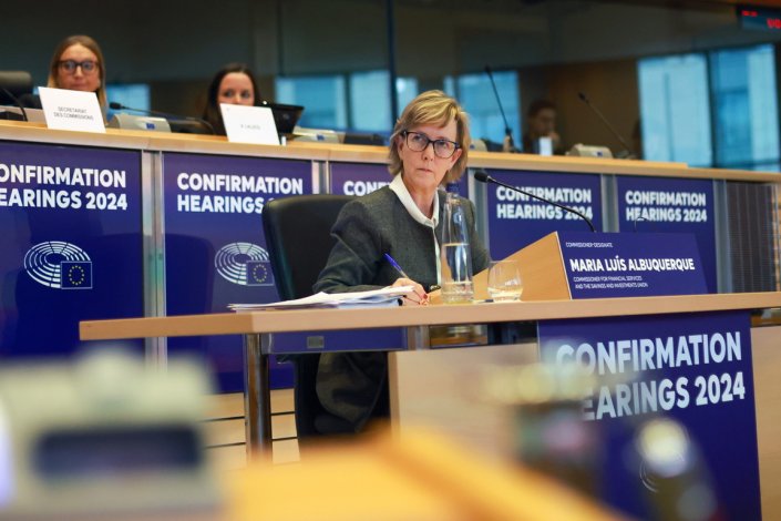 Maria Luís Albuquerque, indigitada comissária europeia para os Serviços Financeiros, Poupanças e Investimento, durante a audiência de confirmação perante a Comissão dos Assuntos Económicos e Monetários do Parlamento Europeu. Bruxelas, 6 de Novembro de 2024