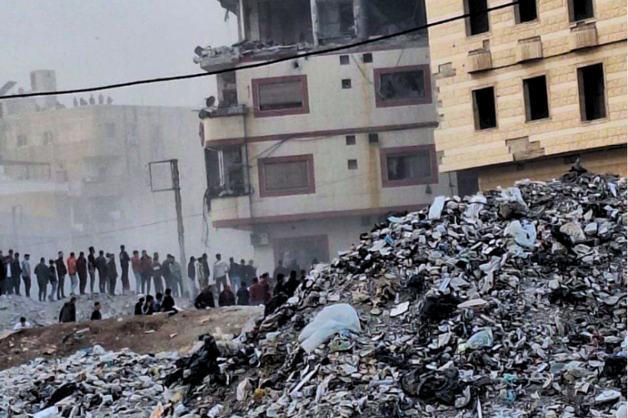 Edifício atacado com mísseis em Sayyeda Zeinab, este domingo.