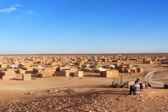 Na década de 80, o governo marroquino construiu um muro fortificado que divide o Sahara Ocidental e o seu povo em dois