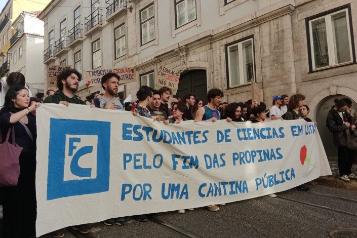 Estudantes da Faculdade de Ciências da Universidade de Lisboa na manifestação do Dia Nacional do Estudante de 2024.