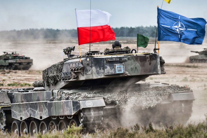 Tanques em manobra durante um exercício militar da NATO na Polónia, em 2016