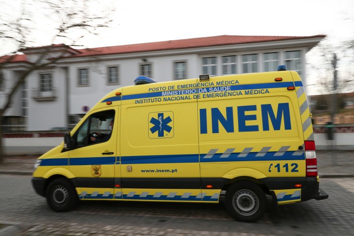 Ambulância do INEM circula junto ao Hospital do Espírito Santo de Évora,  a 16 de Fevereiro de 2021