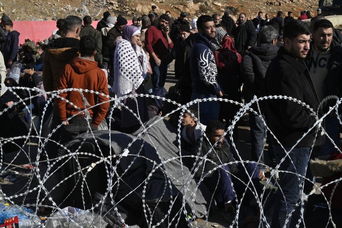 Sírios que fugiram do seu país após a destituição do Presidente sírio Bashar al-Assad, em 8 de Dezembro, esperavam este sábado no posto fronteiriço para entrar no Líbano devido à situação instável no seu país 