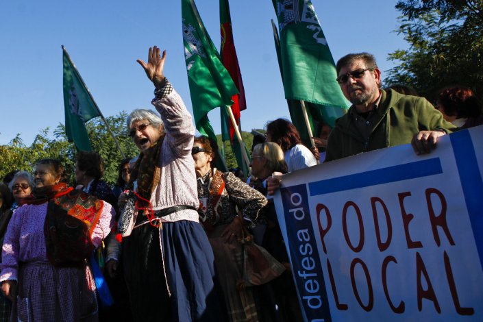 Populares participam na manifestação cultural em defesa de todas as freguesias do concelho de Odivelas, na Rotunda do Senhor Roubado, Olival Basto, 5 Janeiro 2013, em Odivelas