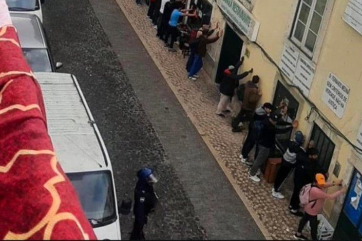 A acção policial na Rua do Benformoso, em Lisboa, a 20 de Dezembro de 2024, foi considerada desproporcionada e lesiva de princípios fundamentais do Estado de Direito.