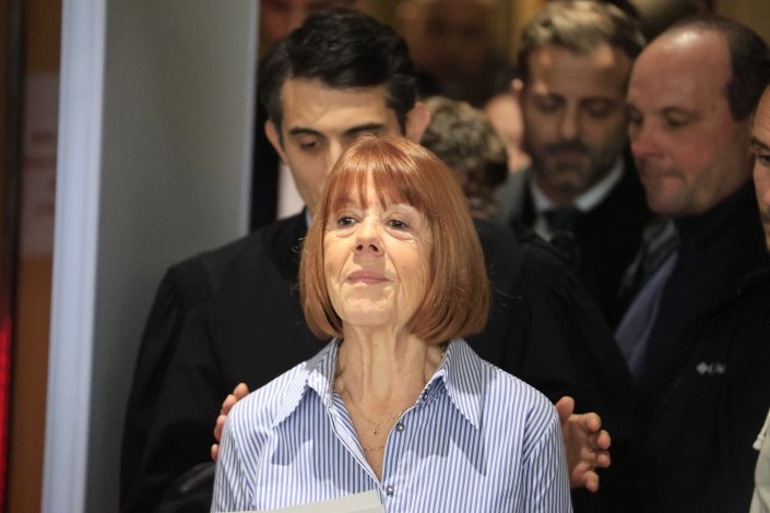 Gisèle Pelicot, acompanhada dos seus advogados, prepara-se para fazer uma declaração à imprensa, no dia em que foi anunciada a sentença que condenou a vinte anos de prisão Dominique Pelicot, seu marido, por ter drogado, violado e convidado dezenas de homens a violá-la na casa do casal, em Mazan. Cinquenta outros homens foram condenados no processo. Avignon, França, 19 de Dezembro de 2024.