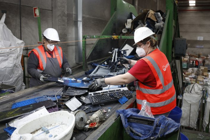 Trabalhadoras fazem a gestão de equipamentos eléctricos em fim de vida, no Centro Operacional de Resíduos da Veolia em Santo Antão do Tojal, Loures, a 27 de Outubro de 2023