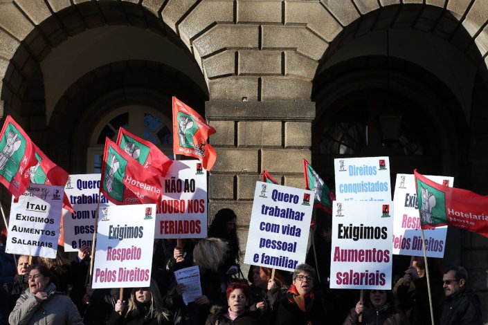 Concentração de trabalhadores das cantinas escolares em frente ao hospital de Santo António, no Porto, 9 de Dezembro de 2016