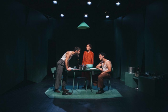 Miguel Brás, Miguel Henriques e Susana Gouveia numa cena de <em>A Festa</em>, uma peça de Spiro Scimone encenada por Maria João Luís para o Teatro das Beiras 