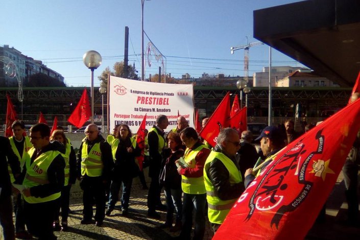 Trabalhadores concentrados exigem a manutenção do seu posto de trabalho