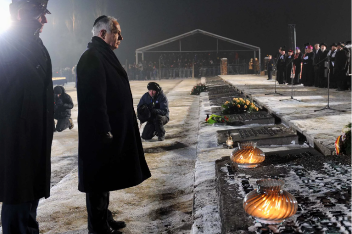 Benjamin Netanyahu nas comemorações dos 65 anos da libertação de Auschwitz em 27 de Janeiro de 2010.