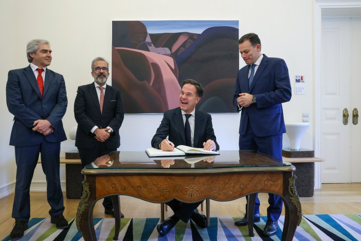 O secretário-geral da NATO, Mark Rutte, está em Portugal para convencer o Governo a cortar nos dinheiros da saúde, pensões de reformas e outros apoios sociais, para investir em armamento. Quer retirar dinheiro a quem precisa e alimentar a banca, as mutinacionais, quem tem milhões nos paraísos fiscais e todos os que andam a encher os bolsos à custa da guerra.<br /><br /> Lisboa, 27 de Janeiro de 2025