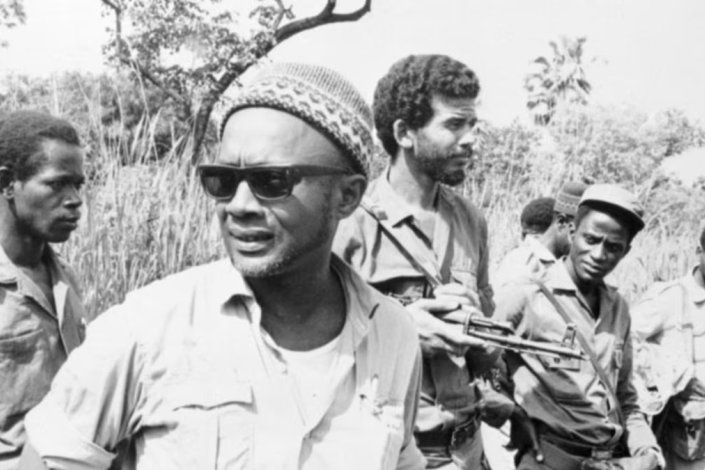 Amílcar Cabral nas matas da Guiné com a guerrilha do PAIGC. O seu assassinato, a 20 de Janeiro de 1973, não travou a proclamação da independência da Guiné-Bissau, no mesmo ano