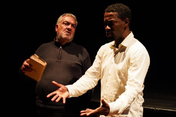 Cena da peça João Cabral encena Otelo, levada à cena pelo Centro Dramático de Évora (CENDREV) no Teatro Garcia de Resende, em Évora, em Fevereiro de 2025