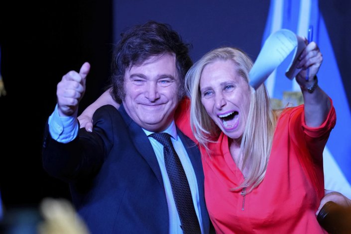 Javier Milei e a sua irmã, Karina Milei, celebram a vitória do primeiro nas eleições presidenciais. Buenos Aires, Argentina, 19 de Novembro de 2023