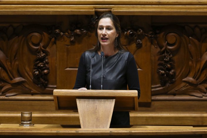 A deputada Rita Rato (PCP) durante uma intervenção no plenário da Assembleia da República, em Lisboa. 16 de Dezembro de 2016
