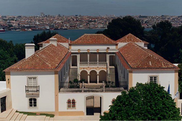 A Casa da Cerca, palacete histórico adquirido pela Câmara Municipal de Almada onde funciona um centro de investigação de arte contemporânea gerido pelo Município