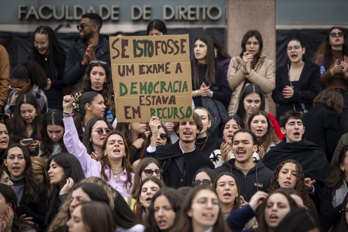 Estudantes da Faculdade de Direito da Universidade de Lisboa, em protesto pela alteração ao Regulamento de Avaliação, bloquearam as entradas da faculdade. Lisboa, 6 de Março de 2025 