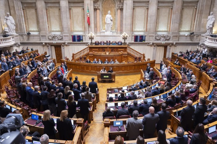 O Parlamento confirmou esta quinta-feira&nbsp;a reposição de 302 freguesias agregadas&nbsp;pela chamada&nbsp;reforma administrativa&nbsp;do PSD e do CDS-PP, que cortou&nbsp;1168 freguesias em&nbsp;ano de autárquicas&nbsp;(2013), depois de reapreciar o decreto vetado pelo Presidente da República. Votaram contra os deputados da IL e os do Chega, que em Janeiro tinha optado pela abstenção.&nbsp;