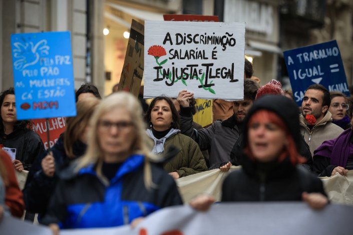 Marcha realizada pelo Movimento Democrático das Mulheres (MDM) no Dia Internacional da Mulher Trabalhadora, realizada no Porto, 8 de Março de 2025. Milhares de mulheres aderiram aos protestos convocados pelo MDM em todos os distritos do País. 