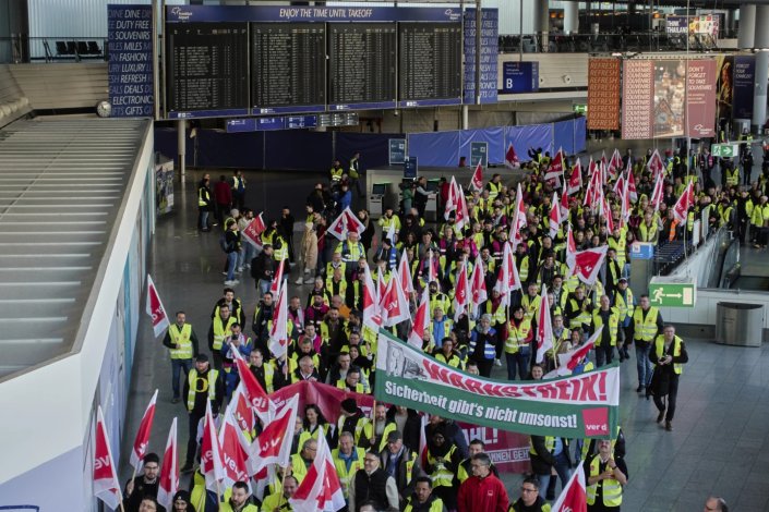 Trabalhadores do aeroporto de Frankfurt desfilam durante um dia de greve nacional nos aeroportos alemães por melhores salários e contra o agravamento das condições de trabalho. Frankfurt, 10 de Março de 2025