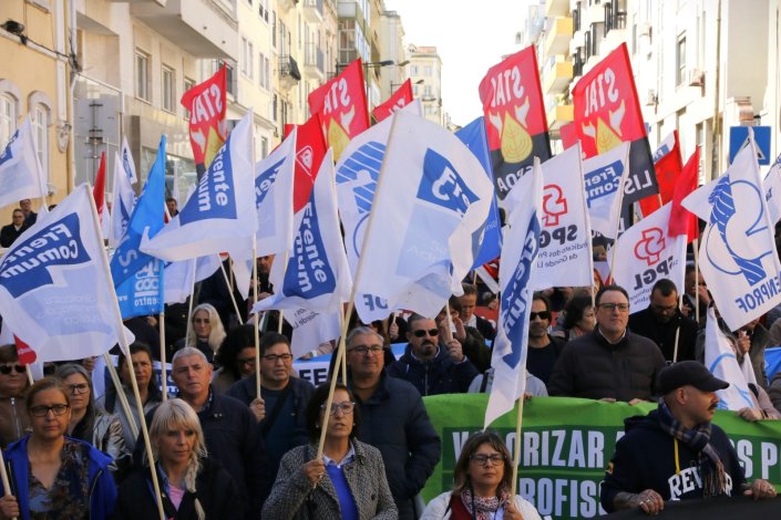 A Frente Comum concentrou-se hoje à porta da Residência Oficial do primeiro-ministro num plenário de sindicatos da Administração Pública. A estrutura da CGTP-IN que agrega vários sindicatos do sector público entende que «estamos num momento de crise política, mas a maior crise é aquela que os trabalhadores vivem há anos» e que o Governo tem todas as condições para responder às reivindicações apresentadas.