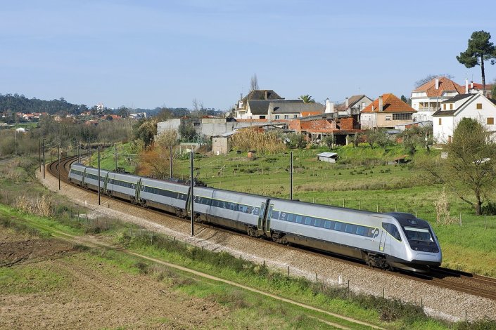 Alfa Pendular 4010 efectuando a ligação Lisboa-Porto (foto de arquivo) 