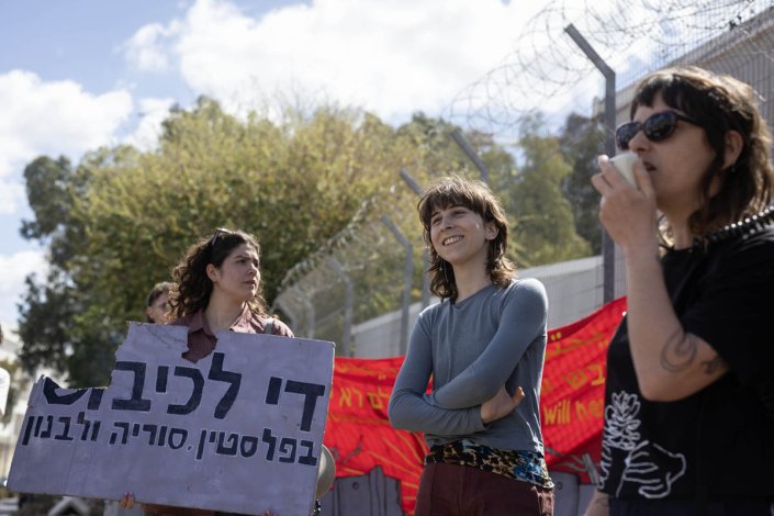 Manifestação de apoio à militante do Partido Comunista de Israel, Ella Keidar (ao centro), a 18 de Março de 2025, pela sua decisão de se recusar a juntar ao exército de ocupação israelita. Dois dias depois, a jovem foi condenada a um mínimo de 30 dias de prisão militar. 