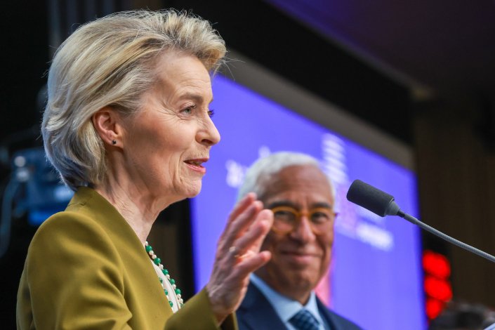 O Presidente do Conselho Europeu, António Costa, ouve sorrindo a Presidente da Comissão Europeia, Ursula von der Leyen, durante a conferência de imprensa final durante o Conselho Europeu. Bruxelas, Bélgica, 20 de Março de 2025. Ursula Von der Leyen «sobre competitividade, sobre os recentes desenvolvimentos na Ucrânia e a nova política de defesa da União Europeia», que visa, além de uma escalada militarista, a transformação da Ucrânia «num porco-espinho de aço».